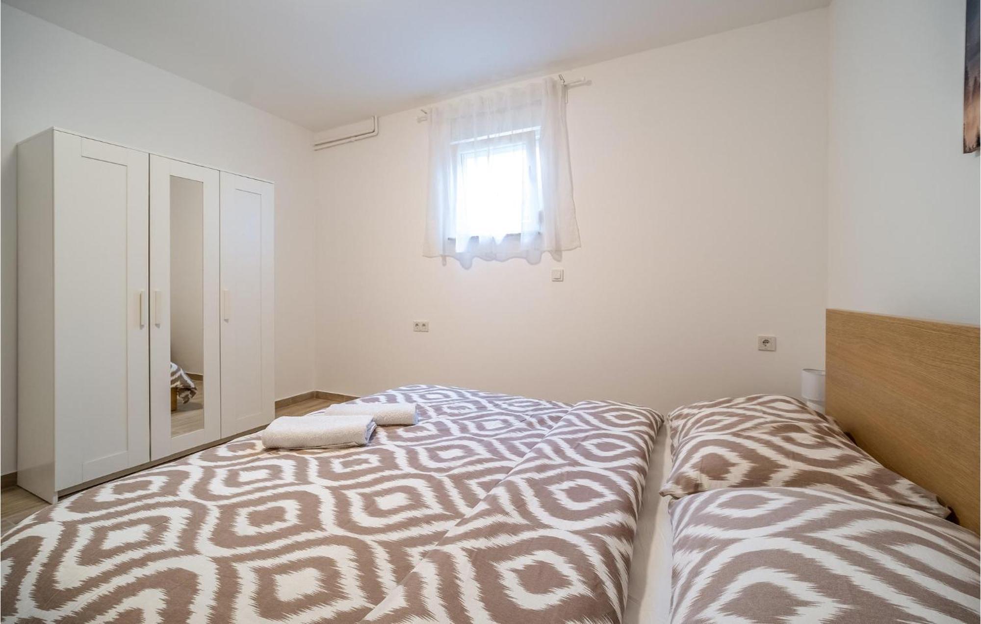 1 Bedroom Beautiful Apartment In Rakovica Exterior foto